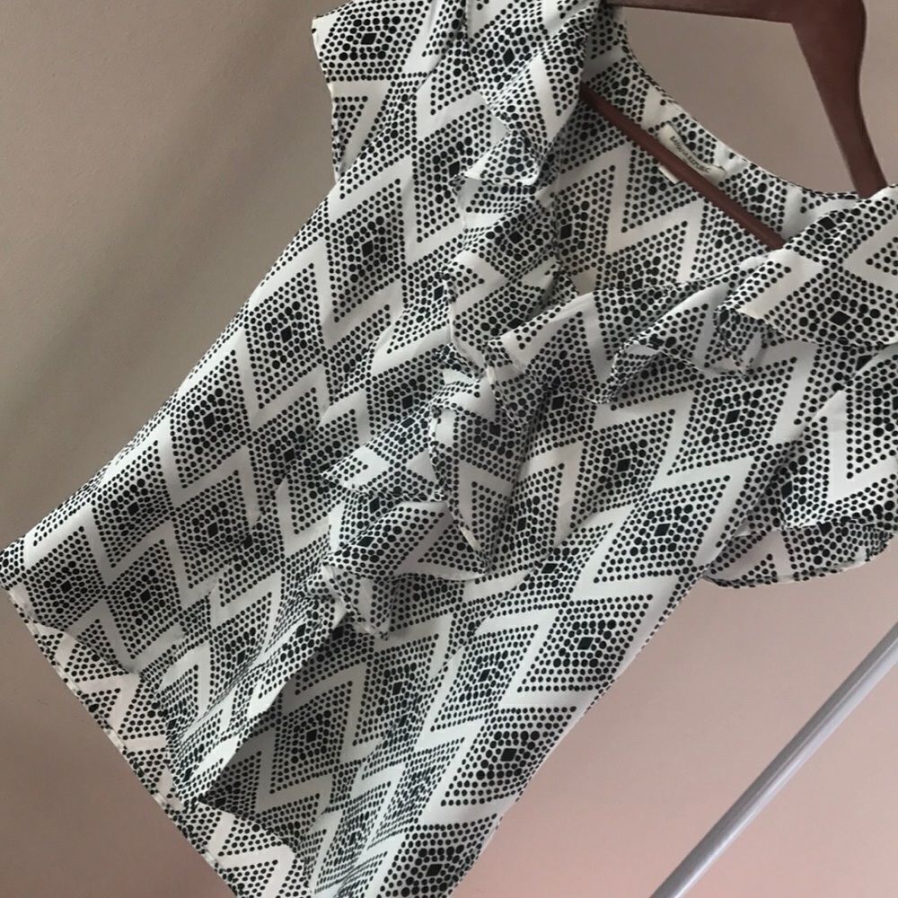 Banana Republic Ruffle Front Sleeveless Blouse M
